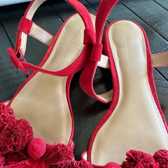 Banana Republic Pom-pom red sandals, size 5 - Picture 4 of 7